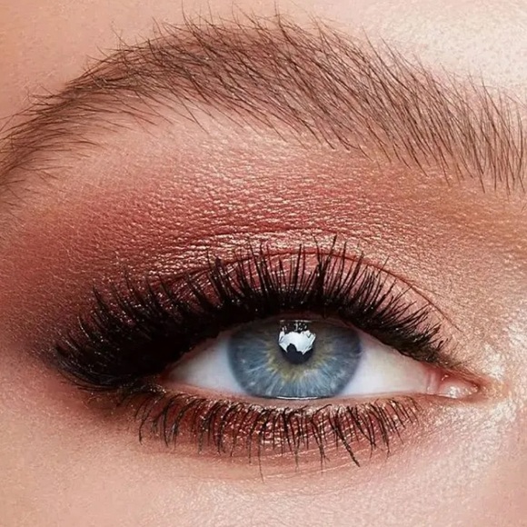 Charlotte tilbury
Luxury eyeshadow palette in Diva Lights - Picture 4 of 7